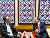 وزير الخارجية والهجرة يلتقي بوزير خارجية كوريا الجنوبية