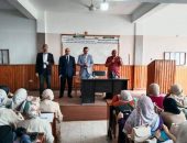 بدء العام الدراسي الجديد ، إدارة الكليات بفرع جامعة الأزهر للوجه البحري تستقبل الطلاب بالحلوى مع التأكيد على ضرورة حضور المحاضرات الدراسية .