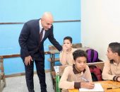 وزير التربية والتعليم يواصل جولاته الميدانية بزيارة (٦) مدارس بحدائق القبة لمتابعة انتظام سير العام الدراسى الجديد