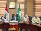 لتسريع وتيرة العمل محافظ الشرقية   يجتمع بممثلي الشركات والمقاولين المسند لهم تنفيذ أعمال الرصف ضمن خطة العام المالي الحالي