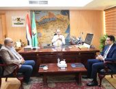 محافظ الفيوم يترأس اجتماع لجنة دراسة وفحص طلبات المشروعات على بحيرة قارون