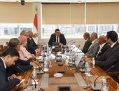 وزير الإسكان يتابع موقف تشغيل منظومة النقل الداخلى والخارجى بالمدن الجديدة