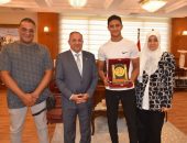 محافظ بورسعيد يكرم البطل ” يوسف البهائي ” بعد فوزه بالمركز الأول للكونغوفو خلال منافسات بطولة العالم التاسعة للشباب والناشئين المقامة في دولة بروناي .