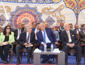 محافظ الوادي الجديد ووفد المحافظين السابقين يشهدون “موكب الزهور”