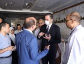نائب وزير الصحة والسكان يتفقد مستشفى المنيرة العام ويوجه بصرف مكافأة مالية