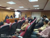 تحت رعاية الدكتورة منال عوض معالي وزير التنمية المحلية وتوجيهات المهندس عبد المطلب ممدوح عمارة محافظ الاقصر ، وتعليمات الدكتورة فاطمة الزهراء جيل بتقديم الدعم الفني المستمر ومتابعة أنشطة وحدات السكان، واشراف محمد عبد الفتاح سكرتير عام محافظة الاقصر ، عقدت قوة العمل السكانية بالمحافظة أجتماعًا فى إطار المبادرة الرئاسية “بداية جديدة لبناء الانسان”