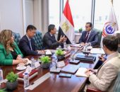نائب رئيس مجلس الوزراء وزير الصحة يستقبل سفير سنغافورة لتعزيز التعاون في الرعاية الصحية وتدريب الكوادر الطبية