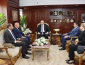 محافظ بني سويف يبحث مع رئيس تنمية الصعيد تعظيم التعاون في تنفيذ مشروعات استثمارية  بهدف تعظيم سلسلة القيمة المضافة وتوفير فرص عمل