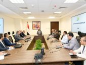 نائب وزير الإسكان يتابع مع مسئولي الوزارة موقف الخطة الاستراتيجية لتحلية مياه البحر