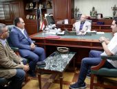 محافظ بني سويف يلتقى برئيسي  فرع  هيئة الطرق “السابق والجديد” ويؤكد أهمية تسريع وتيرة العمل لإنهاء المشروعات الجارية والدفع بمشروعات حياة كريمة.
