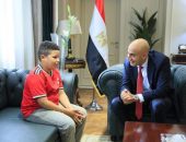 وزير التربية والتعليم يستقبل الطالب علي حمادة..ويوجه بإعفائه من المصروفات الدراسية لحين إتمامه مرحلة التعليم قبل الجامعي