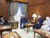 شيخ الأزهر يستقبل الرئيس العام لمسجد الاستقلال بإندونيسيا رفقة وفد طلاب برنامج «إعداد كوادر العلماء»