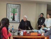 رئيسة المجلس القومي للطفولة تكرم عدد من الفتيات والفتيان الذين شاركهن الاحتفال في إطار مبادرة “رفقاء بهن”