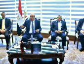 وزير الطيران المدني يلتقي مع محرري شئون قطاع الطيران
