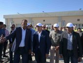 رئيس الوزراء يتفقد محطة مياه الشرب الجديدة بقرية الهنادي شرق إسنا
