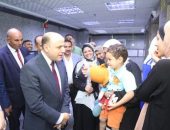 محافظ كفرالشيخ يطمئن على الأشقاء الفلسطينيين بمستشفى العبور بعاصمة المحافظة .. مؤكدًا على رعايتهم