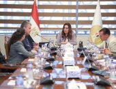 وزيرة التنمية المحلية تبحث مع الممثل المقيم لمؤسسة هانس زايدل الألمانية بالقاهرة مجالات التعاون المشترك