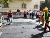 محافظ الشرقية يتفقد أعمال الرصف والتطوير الجارية بشارع عثمان بن عفان وتفريعاته بمنطقة فلل الجامعة بمدينة الزقازيق