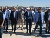رئيس الوزراء يتابع أعمال تطوير كورنيش البر الغربي والممشى الزجاجي
