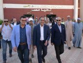 رئيس الوزراء يتفقد مجمع الخدمات الحكومية بقرية الشغب بإسنا