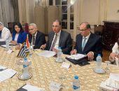 نائب وزير الخارجية يبحث مع نظيره اليوناني تطوير المبادرة الرئاسية “احياء الجذور – نوستوس”