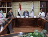 محافظ بني سويف يعقد اجتماعاً بأعضاء  اللجنة العليا للارتقاء بمنظومة الموارد ضمن مشروع الدعم الفني بوزارة التنمية المحلية