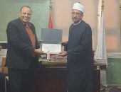 فضيلة الشيخ عبد اللطيف حسن طلحة، رئيس الإدارة المركزية، يُكرم مديري الإدارات التعليمية، الدكتور السيد فاضل إدارة طنطا