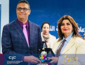 كلية اللغة والإعلام بالقرية الذكية تهدي الدكتور رضا أمين درع الجامعة العربية للتكنولوجيا والنقل البحري لإسهاماته العلمية في الملتقى الدولي الثالث للكلية حول الإعلام الجديد والمواطنة الرقمية