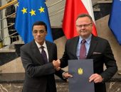 سفير مصر لدى بولندا يقدم صورة من أوراق اعتماده