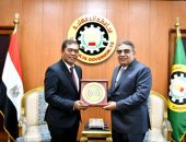 محافظ الدقهلية يستقبل نائب السفير الاندونيسي في إطار زيارته للمحافظة ويشهدان فعاليات اليوم المصري الاندونيسي من داخل مكتبة مصر العامه بالمنصوره .