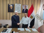رئيس منطقة الإسكندرية الأزهرية يكرم الأستاذ خالد مسعد السيد حمادة عضو إدارة الامتحانات بعد مسيرة عطاء في العمل