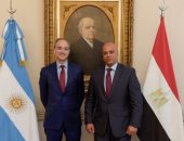 سفير مصر لدى الأرجنتين يلتقي بوزير الدولة الأرجنتيني للتعليم