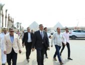محافظ الجيزة يتابع أعمال إنشاء ساحات الانتظار ودعم ارصفة المشاة والزراعات بالطرق المحيطة للمتحف المصري الكبير