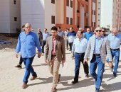 نائب رئيس “المجتمعات العمرانية” يتفقد سير العمل بالمشروعات السكنية والتنموية الجارى تنفيذها بـ”العبور الجديدة”