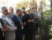 رئيس جامعة الأزهر يختتم جولته بتفهنا الأشراف بزيارة قبر الحاج صلاح عطية مؤسس الفرع ويقرأ الفاتحة ترحمًا عليه