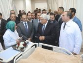 وزير التعليم العالي ومحافظ السويس يزوران طلاب جامعة الجلالة المُصابين بمجمع السويس الطبي