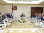 وزير الدولة للإنتاج الحربي” يشدد على ضرورة إنهاء المشروعات المتعاقد عليها في التوقيتات المحددة وترسيخ مبدأ الثواب والعقاب بالجهات التابعة