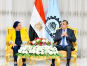 وزيرا “الإنتاج الحربى” و “البيئة” يفتتحان مصنع تدوير ألياف الموز لإنتاج عبوات كرتونية صديقة للبيئة.