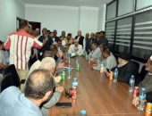 محافظ الأقصر يلتقي المواطنين ورجال الدين في لقاء موسع بمجمع خدمات النمسا.. ويبحث شكواهم