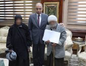 محافظ المنيا يسلم 4 عقود وحدات سكنية لأسر أولى بالرعاية في صفط الشرقية ضمن مبادرة “بداية جديدة لبناء الإنسان”