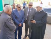 وصول رئيس جامعة الأزهر للمدينة الجامعية للطالبات بطيبة الأقصر للاطمئنان على بناته الطالبات