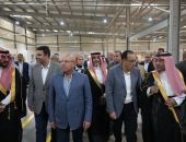 رئيس الوزراء يتفقد مصنع “يونيفرسال للأثاث” بحي عتاقة بمحافظة السويس
