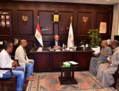 محافظ الأقصر يلتقي أهالي منشية النوبة لبحث مشاكلهم