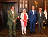 محافظ الأقصر يستقبل نقيب الأطباء البيطريين بالمحافظة