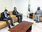 السفير المصري في نيجيريا يلتقي مع رئيس مفوضية الجماعة الاقتصادية لدول غرب أفريقيا (الإيكواس)