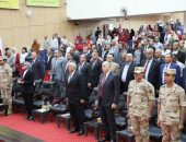 محافظ الوادي الجديد يشهد احتفالية تكريم أُسر الشهداء ومصابي العمليات الحربية.. ويُهدي (١٠) رحلات عمرة