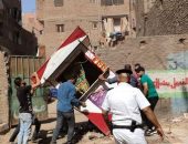 محافظة الجيزة تزيل ٥٧ كشكا وفاترينة وحاجز اسمنتي وتعدي علي خط التنظيم بشارع عسران عبد النعيم تمهيداً لأعمال التطوير والرصف بحي إمبابة