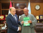 محافظ كفر الشيخ يُسلّم 16 عقد تقنين أراضي أملاك الدولة للمستفيدين من المواطنين
