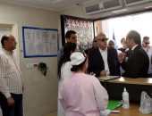 محافظ الأقصر يتفقد وحدة طب أسرة “الشيخ موسى”.. ويطمئن من الأهالي على مستوى الخدمات الصحية المقدمة..