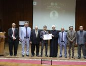 رئيس جامعة الأزهر يكرم الطلاب الفائزين بمسابقة القراءة الحرة ويحث الطلاب على الجد والاجتهاد في طلب العلم